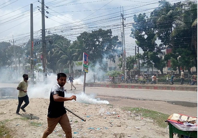 গাইবান্ধা শহরের জেলা প্রশাসকের কার্যালয়ের সামনে অবস্থান নেওয়া বিক্ষোভকারীদের ছত্রভঙ্গ করতে কাঁদুনে গ্যাসের শেল ছোড়ে পুলিশ। আজ রোববার দুপুরে